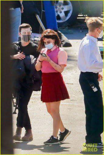 "Bullet Train" exposed the shooting scene picture, Brad Pitt was shot in the chest and covered in blood.