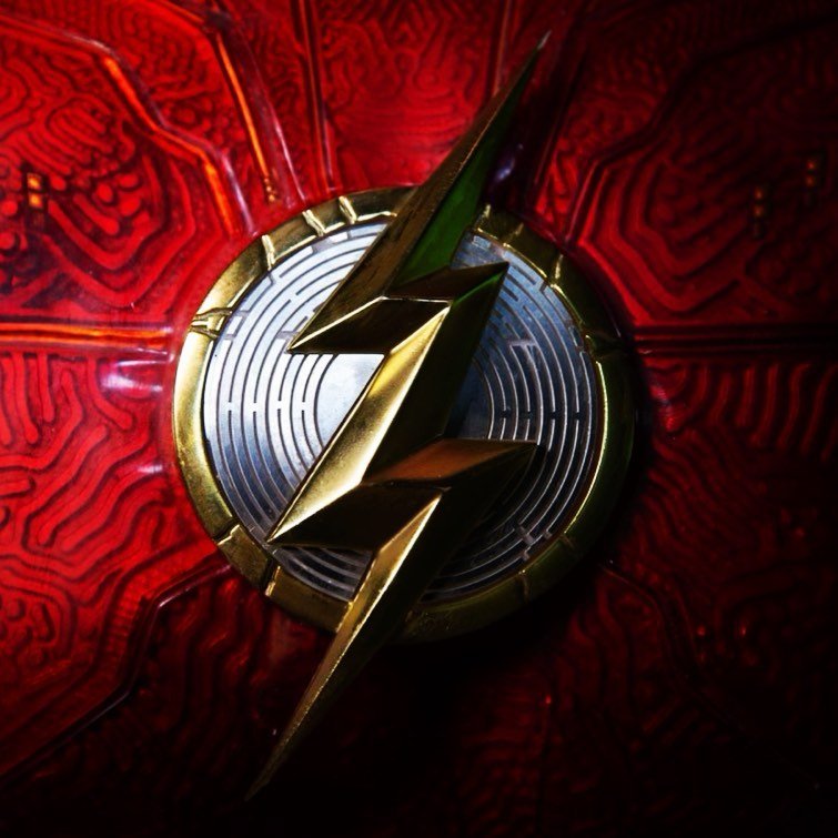 The director of "The Flash" announces the logo of Superwoman tabard