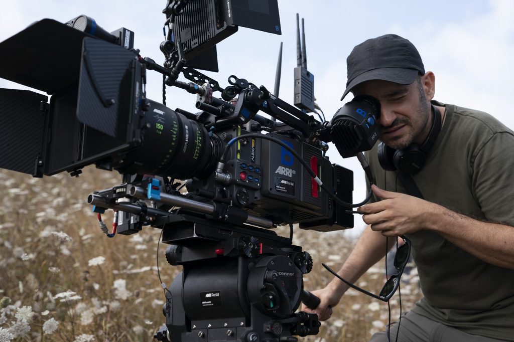 The TV series version of "The Lord of the Rings" exposes work photos and stills