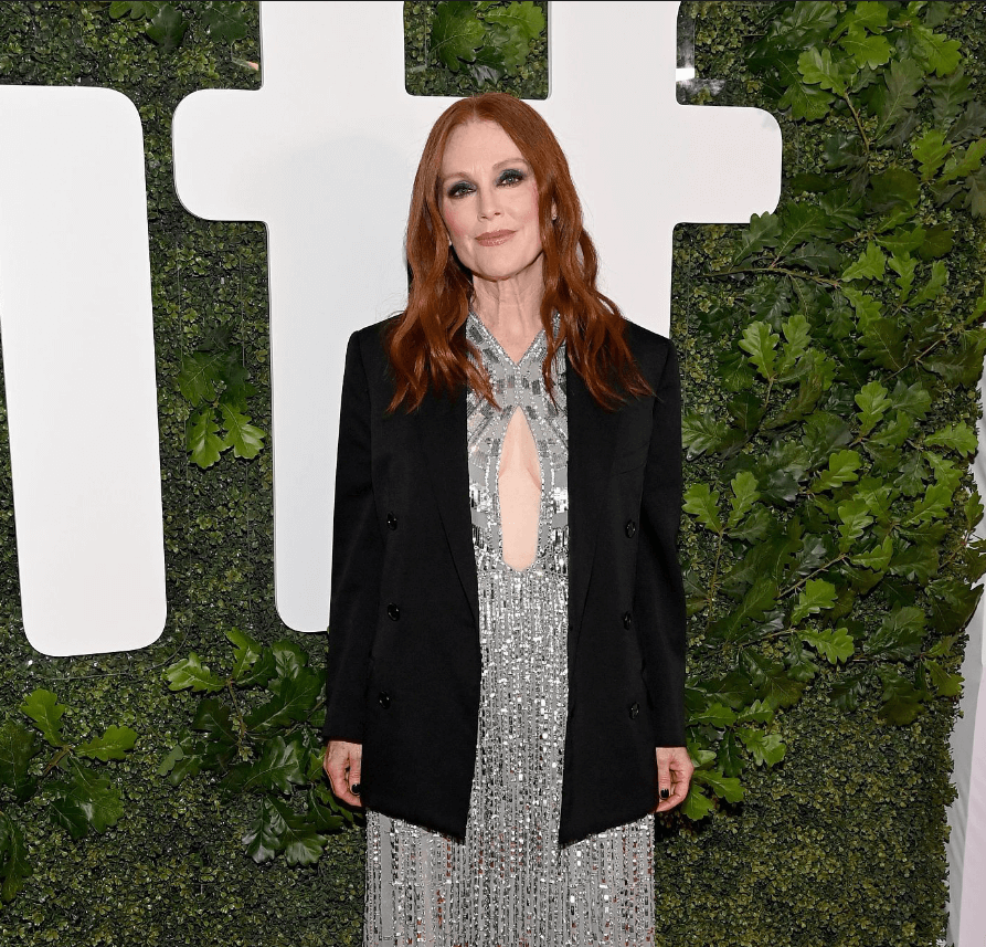60-year-old Julianne Moore makes an elegant appearance, the new work "Dear Evan Hansen" premieres at the Toronto Film Festival