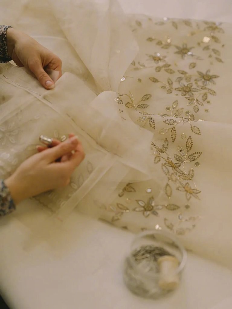 Ingenuity! "Spencer" exposes the details of Kristen's dress, carefully crafted in 1034 hours