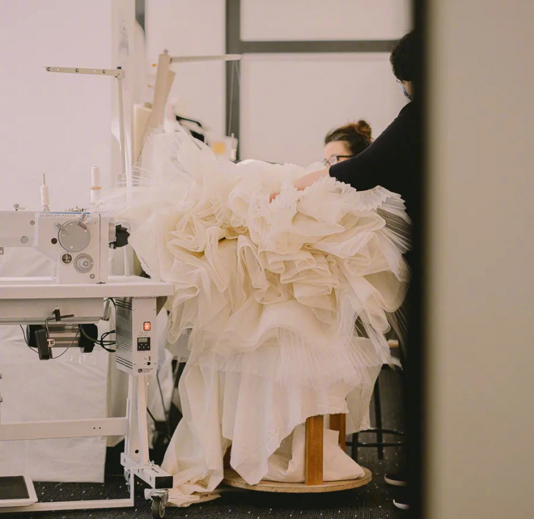 Ingenuity! "Spencer" exposes the details of Kristen's dress, carefully crafted in 1034 hours