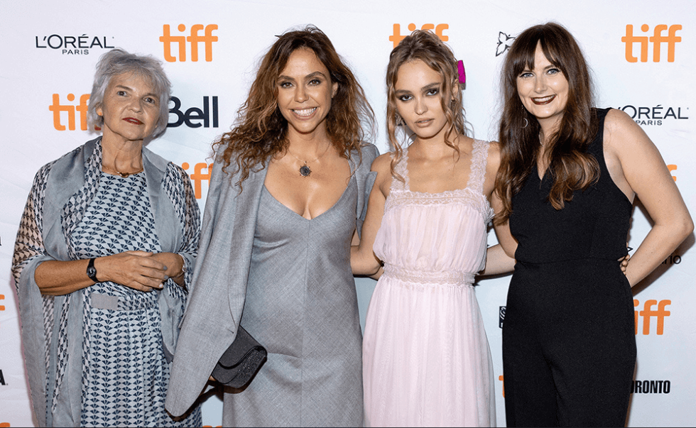 Lily-Rose Depp debuts in the premiere of the new film "Wolf", the pink nightdress is pretty and sweet