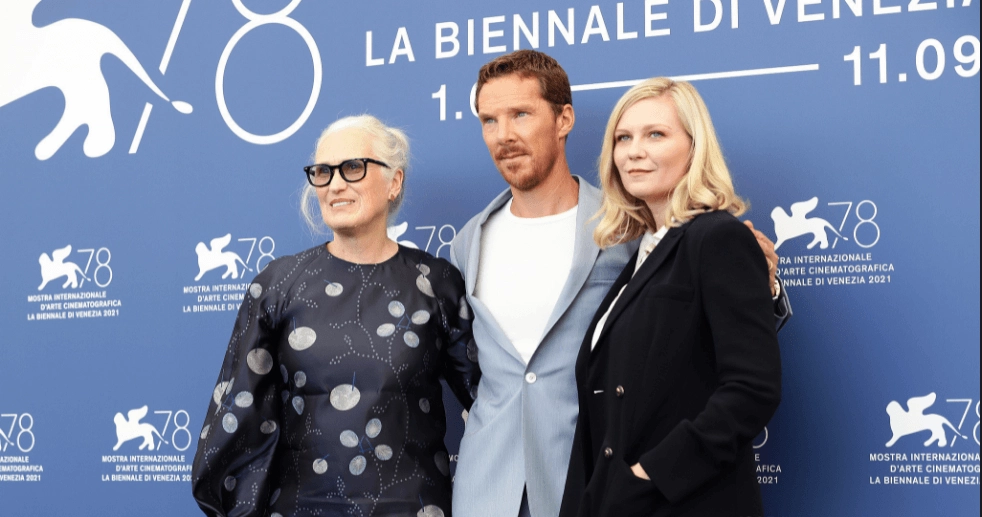 "The Power Of The Dog" held a press conference, Benedict left the heroine on the left and the director on the right.