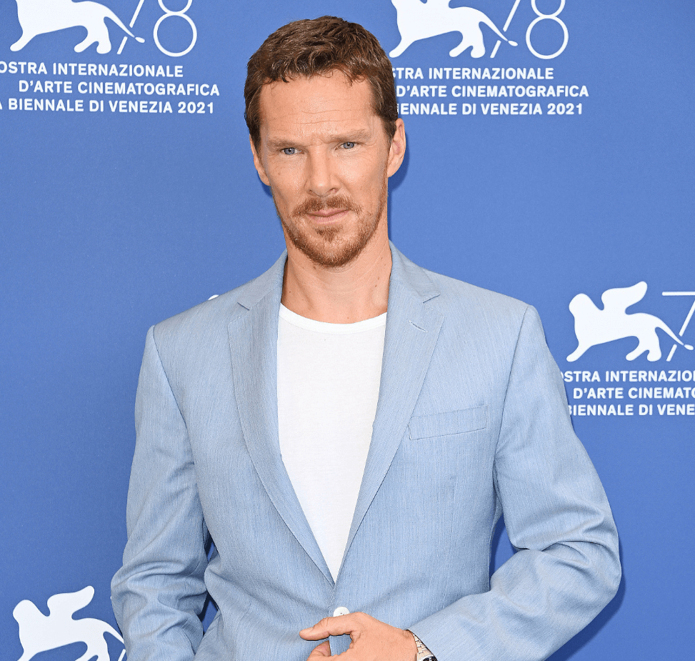 "The Power Of The Dog" held a press conference, Benedict left the heroine on the left and the director on the right.