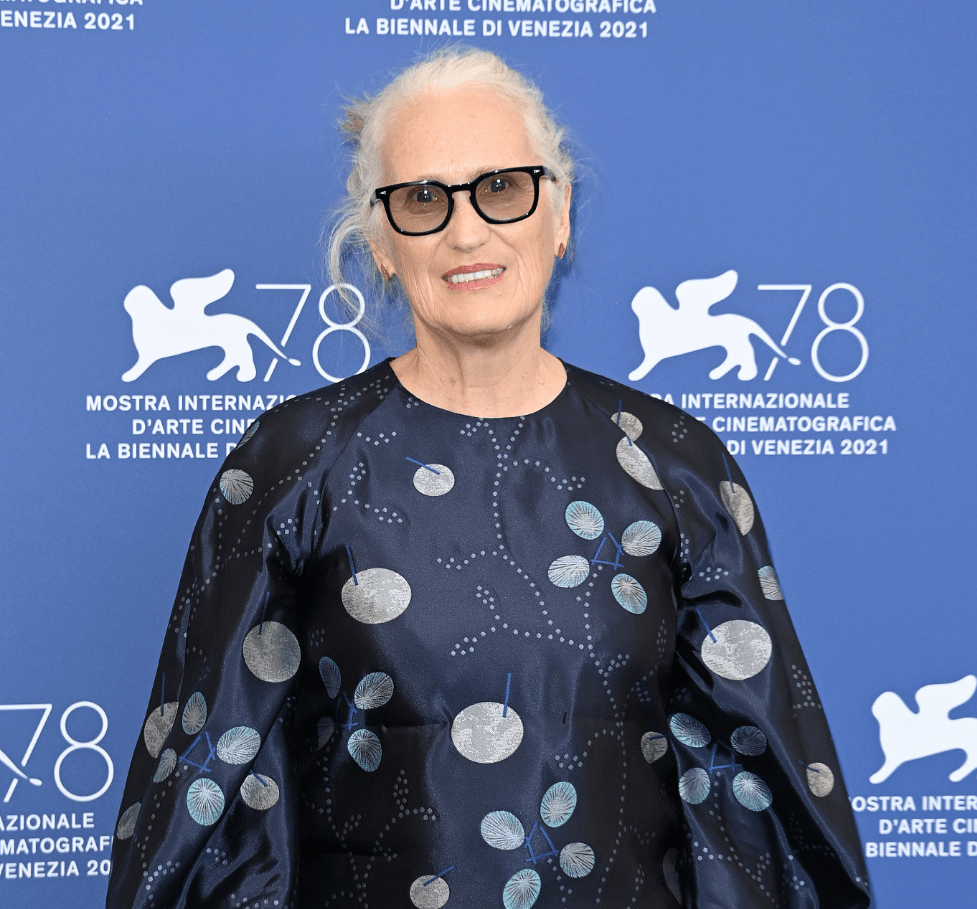 "The Power Of The Dog" held a press conference, Benedict left the heroine on the left and the director on the right.