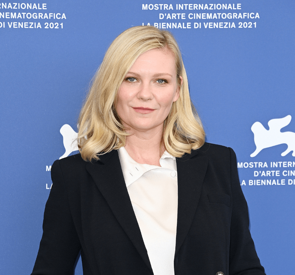 "The Power Of The Dog" held a press conference, Benedict left the heroine on the left and the director on the right.