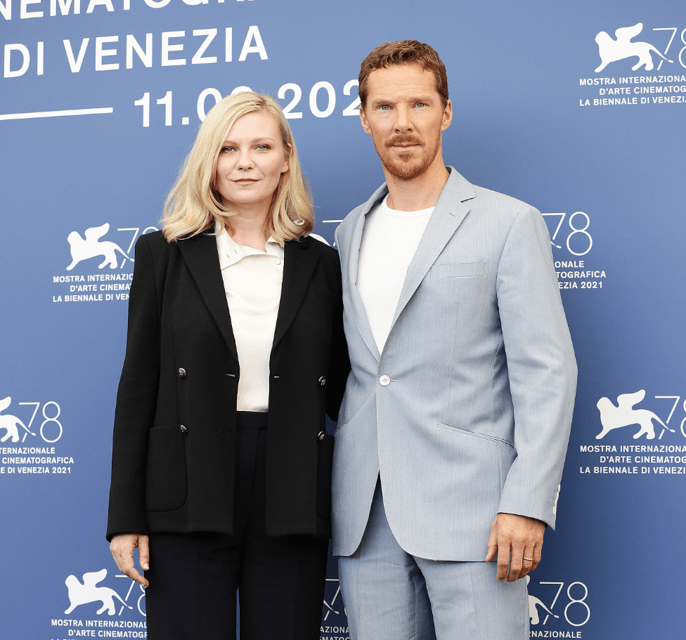 "The Power Of The Dog" held a press conference, Benedict left the heroine on the left and the director on the right.
