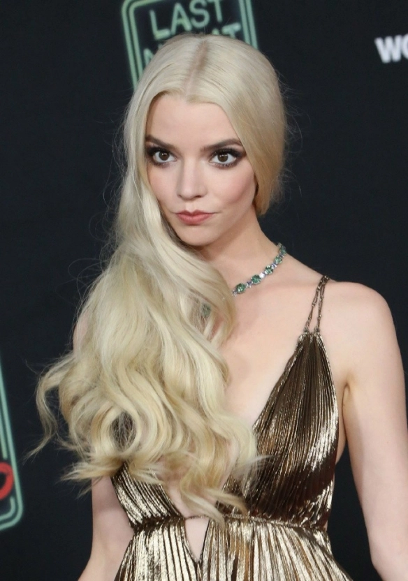 Anya Taylor-Joy made a stunning appearance at the premiere of "Last Night in Soho", with eye-catching looks!
