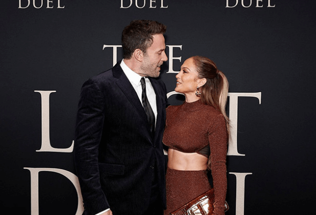 Ben Affleck's new film "The Last Duel" premiered in New York, he kissed his girlfriend Lopez on the red carpet