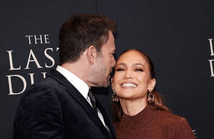 Ben Affleck's new film "The Last Duel" premiered in New York, he kissed his girlfriend Lopez on the red carpet