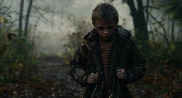 The supernatural horror film "Antlers" exposes Official Exclusive Clip, where forest monsters attack humans!