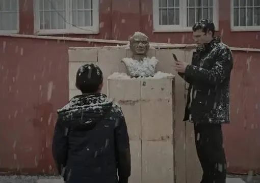 "Brother's Keeper": The film uses a seemingly everyday story to make a sharp satire on bureaucracy and authority!