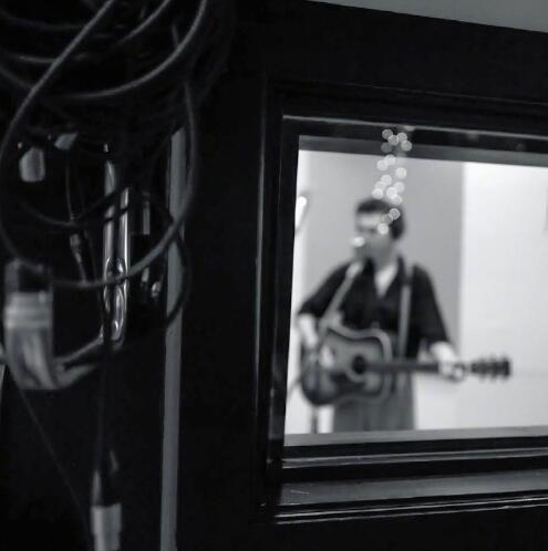 "Elvis" black and white behind-the-scenes photos exposed, "Elvis" playing and singing in the recording studio