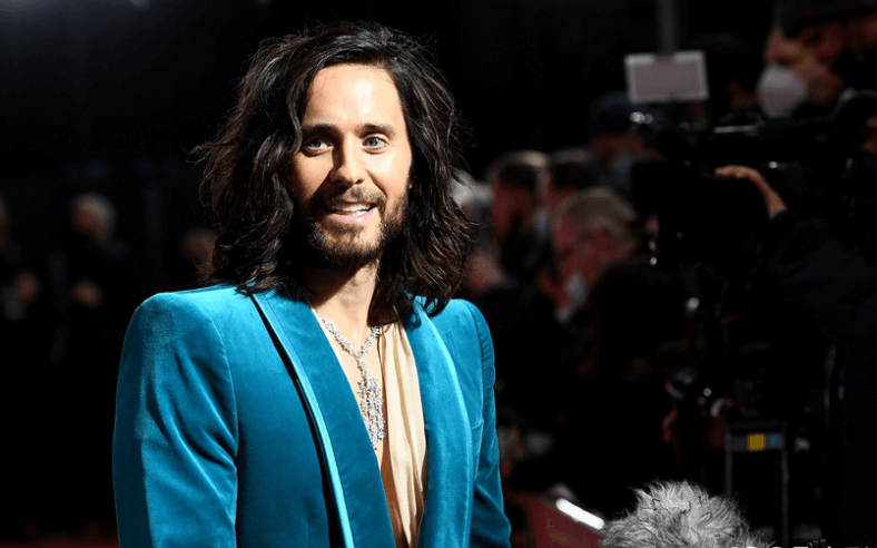 "House of Gucci" premiered in London, Lady Gaga & Adam Driver hugged intimately on the red carpet