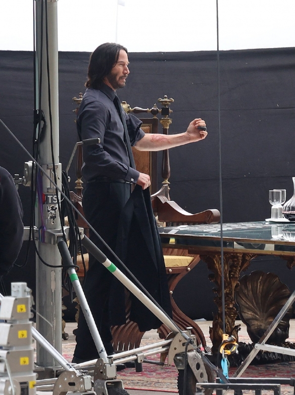 "John Wick: Chapter 4": Keanu Reeves's shooting scene photos are exposed, the classic suit is super handsome!