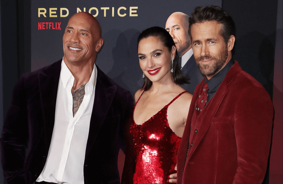"Red Notice" premiered in Los Angeles, Gal Gadot appeared in full costume and dazzled the audience