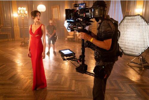 "Red Notice" releases behind-the-scenes photos, Johnson beats Ryan Reynolds