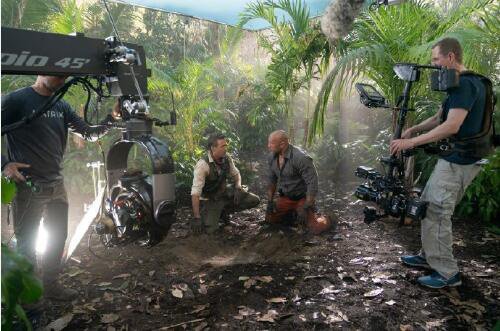 "Red Notice" releases behind-the-scenes photos, Johnson beats Ryan Reynolds