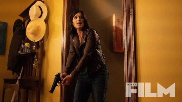 "Scream 5" released new stills, and the ghost mask killer appeared on the cover of the new issue of "Total Film"!