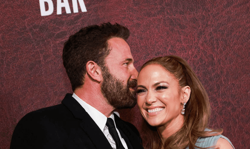 Ben Affleck debuts at the premiere of "The Tender Bar", sweetly kisses his girlfriend Lopez on the red carpet