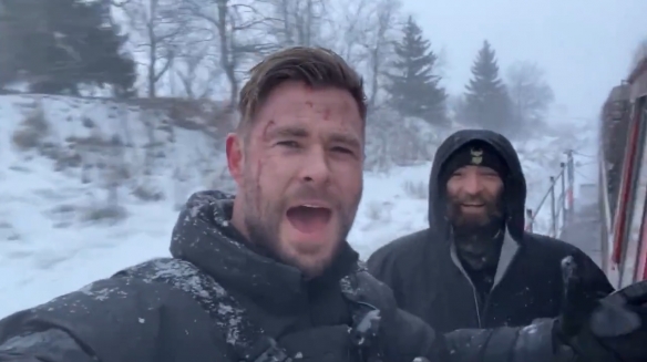 Chris Hemsworth shared the live video of the "Extraction 2" shooting: a train rushing in the wind and snow!