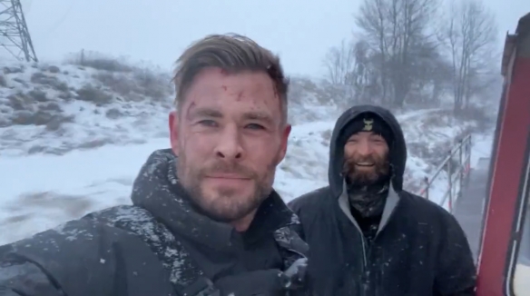 Chris Hemsworth shared the live video of the "Extraction 2" shooting: a train rushing in the wind and snow!