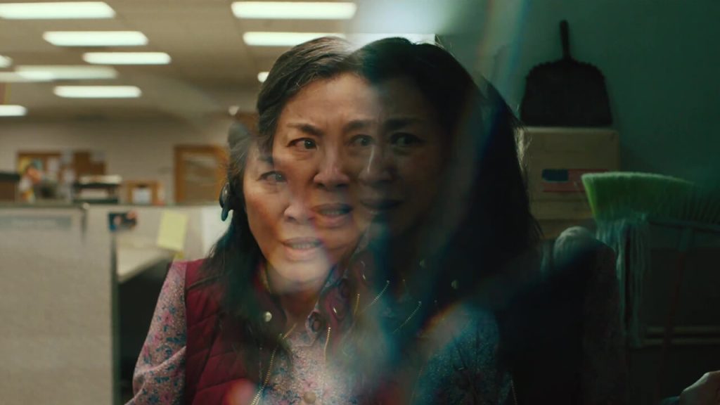 "Everything Everywhere All at Once" release the official trailer, Michelle Yeoh travels through the multiverse to save the world!