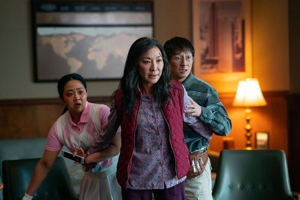 "Everything Everywhere All at Once" release the official trailer, Michelle Yeoh travels through the multiverse to save the world!