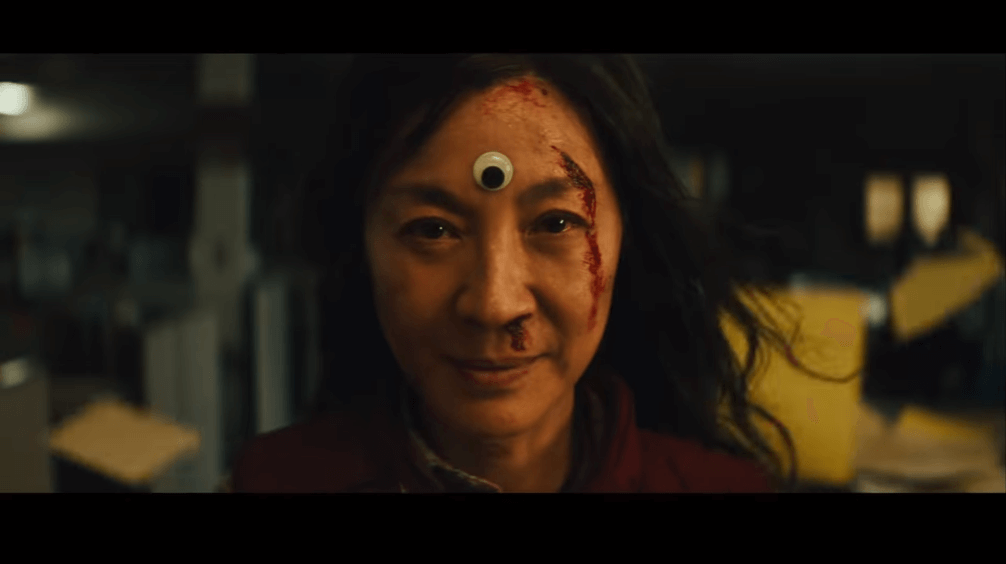 "Everything Everywhere All at Once" release the official trailer, Michelle Yeoh travels through the multiverse to save the world!