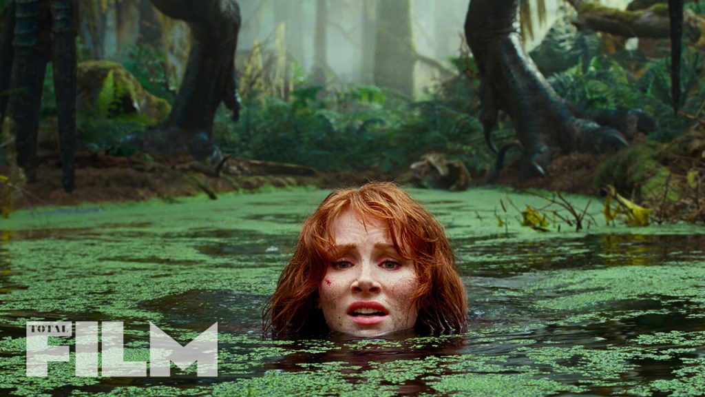 "Jurassic World: Dominion" released new stills, Claire was soaked in the lake with scars on her face
