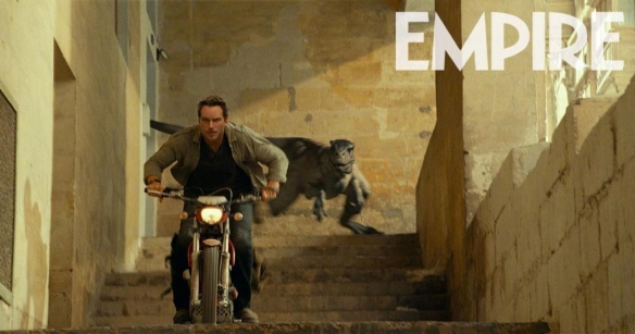 "Jurassic World: Dominion" released new stills, Owen and the atrociraptor staged a chase battle!