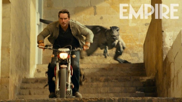 "Jurassic World: Dominion" released new stills, Owen and the atrociraptor staged a chase battle!
