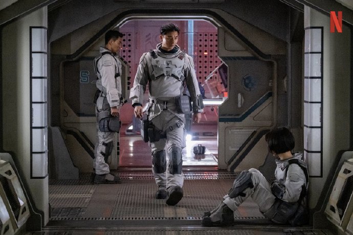 Sci-fi thriller Korean drama The Silent Sea reveals new stills-1