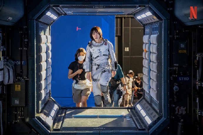 Sci-fi thriller Korean drama The Silent Sea reveals new stills-2