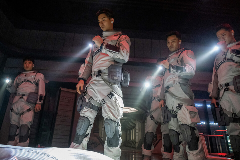 "The Silent Sea" releases new stills, Doona Bae & Yoo Gong astronaut look exposed
