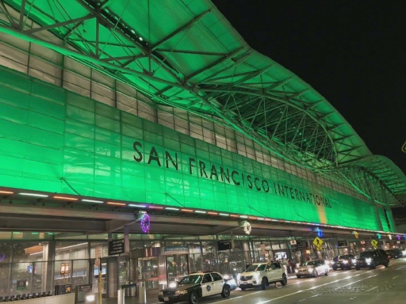 The US Premiere of "The Matrix Resurrections": The whole city turns green into "Matrix Green"!