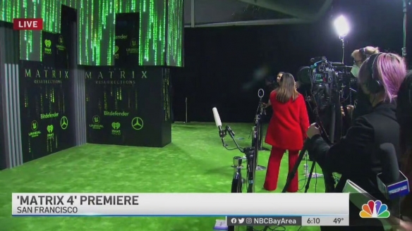 The US Premiere of "The Matrix Resurrections": The whole city turns green into "Matrix Green"!