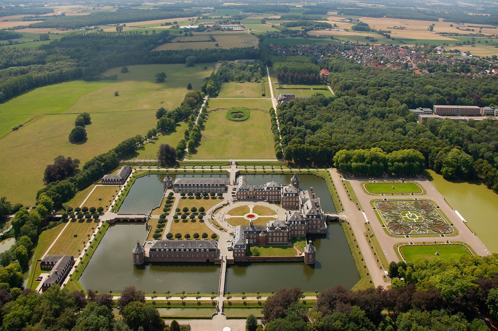 There are so many film and television works related to Diana, what is the difference in "Spencer"?