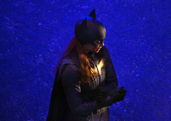"Batgirl" exposes a new set of photos: Barbara Gordon wearing a battle suit with blood on the corners of her mouth