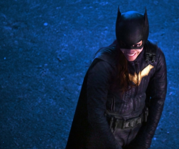 "Batgirl" exposes a new set of photos: Barbara Gordon wearing a battle suit with blood on the corners of her mouth