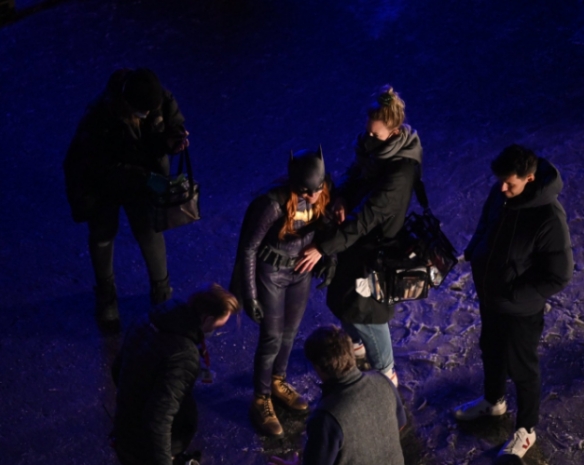 "Batgirl" exposes a new set of photos: Barbara Gordon wearing a battle suit with blood on the corners of her mouth