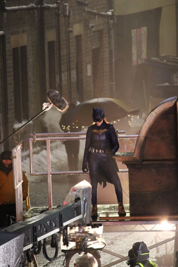 DC "Batgirl" exposes new studio photos, Barbara Gordon wears night vision goggles?