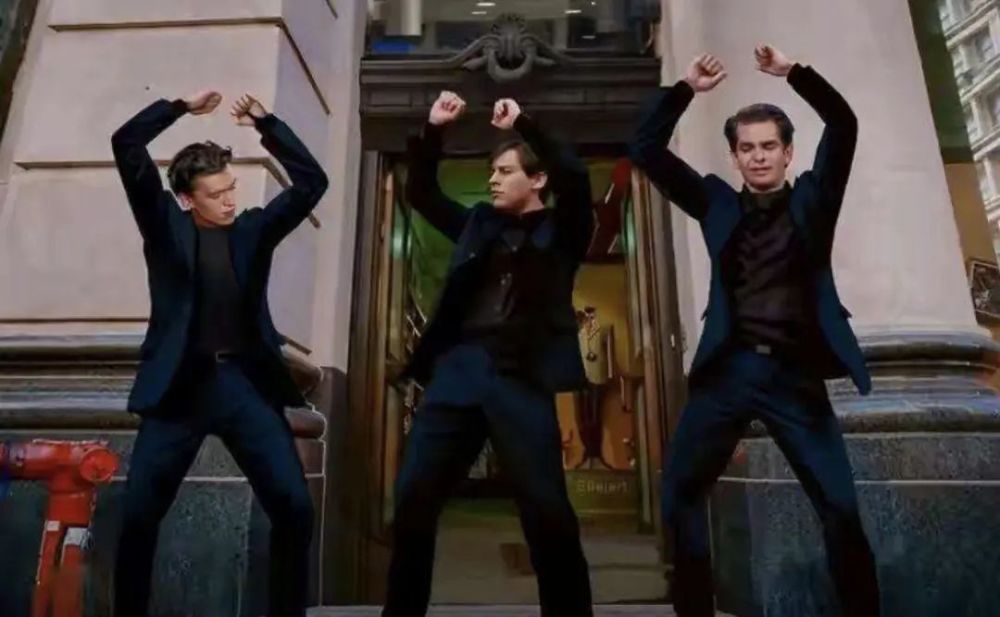 Fans have begun to suggest that Marvel get a "three generations of Hulk in the same frame"!