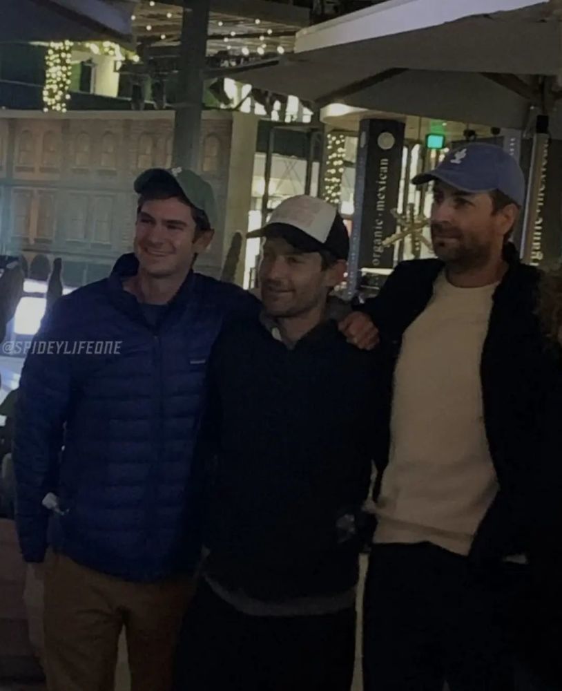 Garfield and Maguire sneaked to the theater to watch the premiere of "Spider-Man: No Way Home", but no one noticed them!