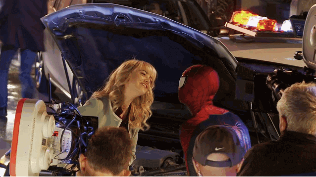 Garfield and Maguire sneaked to the theater to watch the premiere of "Spider-Man: No Way Home", but no one noticed them!