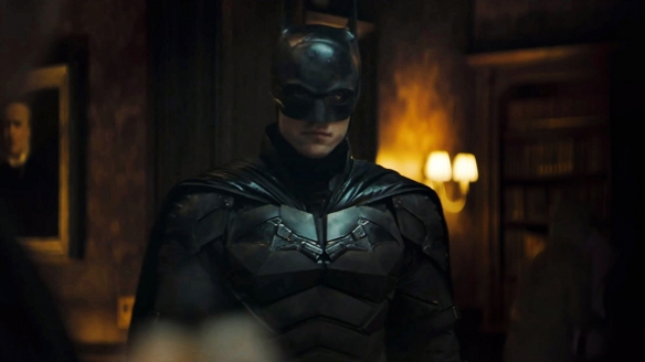 "The Batman" officially released new stills, Batman looks serious!