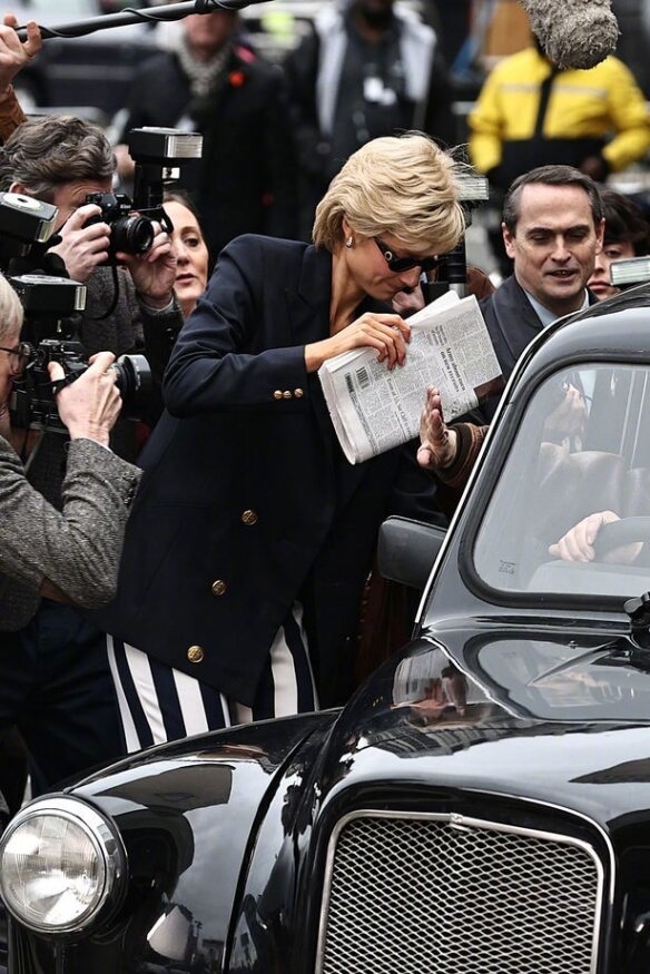 "The Crown Season 5" released new set photos, Princess Diana was entangled by reporters when she went out!