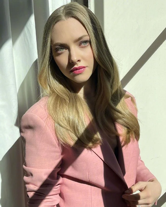 Amanda Seyfried promotes new drama "The Dropout" ​​​​