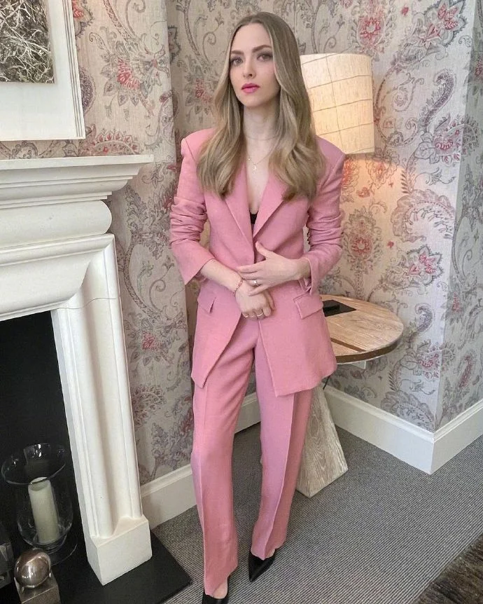 Amanda Seyfried promotes new drama "The Dropout" ​​​​